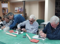 Колокольчики в виде фигурок людей вылепили морозовчане на мастер-классе в центральной районной библиотеке 