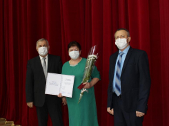 Почетным гражданам Морозовского района торжественно вручили дипломы и удостоверения