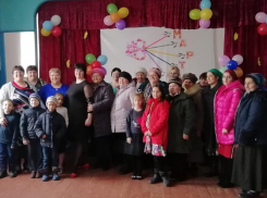 Признания в любви и слова благодарности женщинам звучали со сцены в Доме культуры хутора Сибирьки
