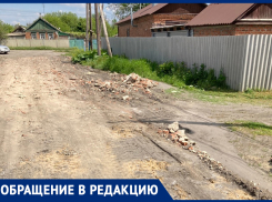 «Ассенизаторские машины тоже выливайте к нам на улицу!» - житель улицы Калитвянского возмутился тому, что на дорогу вывалили строительный мусор