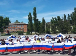 Студенты Морозовского агропромышленного техникума присоединились к акции «Окна России» и провели флэш-моб