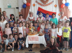 Родители поздравили воспитателей детского сада Ромашка