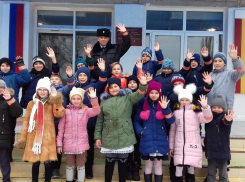 Четвероклассники Морозовска проанализировали со старшим лейтенантом полиции опасные ситуации на дорогах