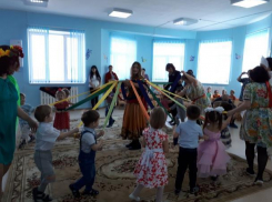 Хороводом, песнями и плясками проводили зиму в морозовском детском саду «Жемчужинка»