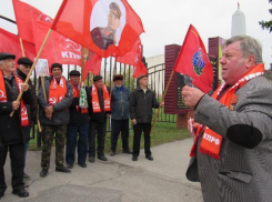 100-летие Великой Октябрьской революции коммунисты в Морозовске встретили митингом 