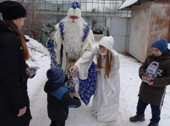 Дед Мороз и Снегурочка поздравили юных морозовчан с наступающим Новым годом