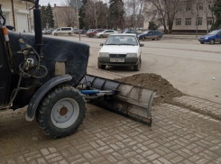 В Морозовске стартовала уборка тротуаров