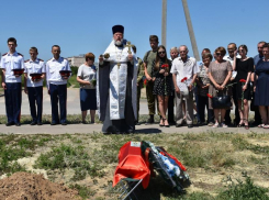 Останки солдата Дмитрия Зуева, павшего на полях сражений в 1942 году торжественно предали земле в Морозовске