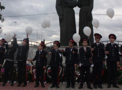 Кадеты Морозовска выпустили в небо белые шары в память о павших на полях сражений 