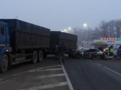 Двое пострадавших: КАМАЗ столкнулся с легковушкой на трассе под Морозовском