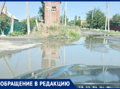 Перекресток улиц Чернышевского и Гагарина в Морозовске после любого дождя превращается в болото