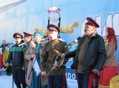 Пока шел масляничный концерт, редактор «Блокнот Морозовска» узнала секрет идеальных стрелок для повседневного и сценического макияжа