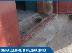 Жильцы дома на улице Руднева в Морозовске вынуждены ежедневно прыгать через яму при входе в подъезд