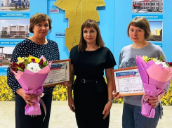 Морозовчанки Галина Литкова и Анна Рыбникова получили почетные грамоты всероссийского общественного движения «Матери России»