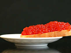  6 килограммов икры, имитирующей икру лососевых рыб, под видом настоящей продали морозовчанину