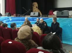 Участковые провели отчет перед жителями Морозовска о проделанной работе