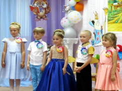 Вальс выпускников исполнили будущие школьники на балу в детском саду №3 в Морозовске