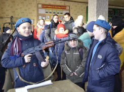 Настоящее боевое оружие подержали в руках юнармейцы Морозовска в гостях у авиационного полка