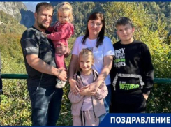 Мужская половина семьи Нестерук поздравляет своих любимых женщин с 8 Марта 