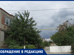 Жителей дома №96 достали автомобили, проезжающие по двору