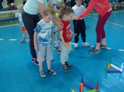Воспитанники детского сада «Жемчуженка» вместе с родителями приняли участие в соревнованиях «Мама, папа, я»