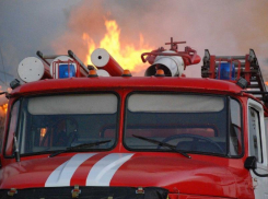 Спасатели Морозовского района тушили пожар в поселке Комсомольский