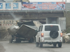 Снова под мостом в центре Морозовска попыталась проехать Газель