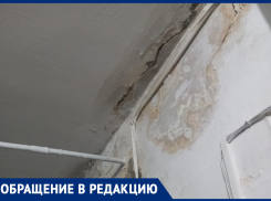 Ждать, пока квартиру не затопит? - житель дома 83 на улице Кирова в Морозовске возмутился, что устранять протечку крыши никто не спешит