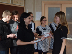 Ученикам Ново-Павловской школы вручили книжки волонтеров Морозовского района