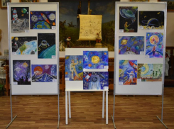 Выставку детских рисунков «Удивительный мир космоса» подготовили в краеведческом музее Морозовска 