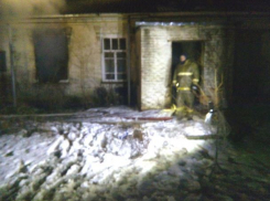 Кровля Морозовской автобазы на улице Луначарского вспыхнула посреди ночи 