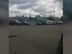 Голый мужчина устроил шоу в самом центре Морозовска