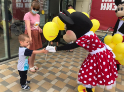 В День защиты детей маленьких морозовчан поздравляли Микки и Минни Маус