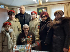 Ветерана Великой Отечественной войны в Морозовске поздравили с наступающим Днем защитника отечества