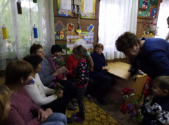 Яркими осенними цветами поздравили малыши воспитателей Старопетровского детского сада 