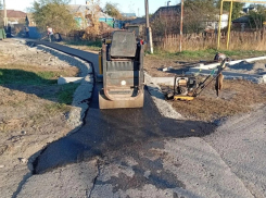 В Морозовске борются с лужами на улице Ленина