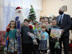 Мэр Морозовска Юрий Соколовский поздравил с Новым годом детей из социального приюта «Росток»