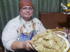 Нина Петровна Гарибян научила корреспондента «Блокнота Морозовска» правильно готовить манты
