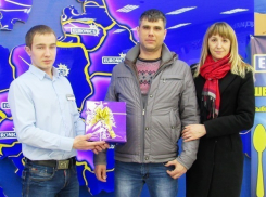 Шуруповерт, парфюм и беговые кроссовки, - победители конкурса «Мой защитник Отечества» в Морозовске получили свои призы