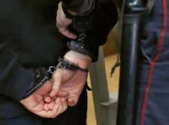Старшего оперуполномоченного и инспектора ДПС Морозовска признали виновными в избиении задержанного мужчины