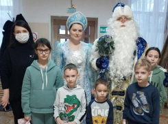 Детей, находящихся на лечении в Морозовской районной больнице, поздравили с Новым годом Дед Мороз и Снегурочка