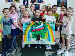 Группа «Радуга» в детском саду «Сказка» все вместе нарисовали рисунок к Дню народного единства