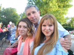 Валерию Фирсовичу 70 лет: с юбилеем морозовчанина поздравила любящая семья