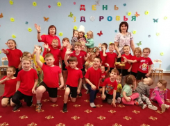 Ребята в хуторе Морозов научили Ангину чистить зубы и правильно питаться