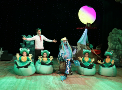 Видеозапись новогоднего представления «Летучий корабль» от Морозовского районного дома культуры появилась в Сети