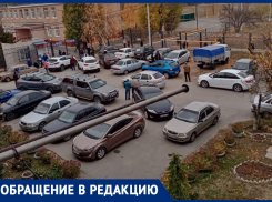 Невозможно заехать во двор! - жители дома 128 на улице Кирова возмутились, что каждую субботу их двор забит чужими машинами