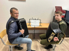 Баянист из Морозовска намерен зажечь интерес к народной музыке