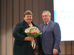 Морозовчанка Любовь Шевчук получила медаль из рук губернатора