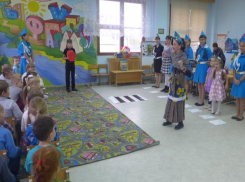 Дошколята из Дома детского творчества научили Бабу Ягу правильно переходить дорогу
