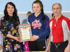 Школьницу наградили за вклад в развитие спорта в Морозовске после победы в областном первенстве по вольной борьбе